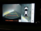 【全周囲モニター】車を上空から見下ろしたような映像をカーナビ画面に映し出し、車庫入れや縦列駐車をサポートしてくれます。