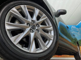 【純正19インチアルミホイール】外観にマッチした純正アルミホイールを装着しております。各種社外アルミホイールや、スタッドレスタイヤも取扱いしております。是非ご相談ください♪