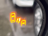 【ブラインドスポットモニター】走行中、ドアミラーの死角になりやすい箇所に後続車が接近するとサイドミラーのレンズに警告を表示!ドライバーに注意喚起をしてくれます。