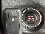 【キーレススタートシステム】カバンやポケットに入れたままでもドアの施錠・解錠が可能なスマートキーを装備。エンジンのオン・オフ時もカギを取り出す必要が無いからとっても便利です♪