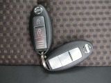 『インテリジェントキー』ですのでポケットやかばんに入れたままでもドアに付いているボタンを押してキーの開閉が出来ます♪♪ エンジンスタートもワンプッシュorひと捻り♪♪