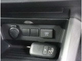 <USB>今後の車の進化に対応できる仕様となるのがUSB-C. 昨今、スマートフォンを車に接続して利用する場合(1)ケーブル接続による音楽再生(2)スマホの充電ができます!