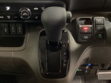 CVT車のセレクトレバーです。低速から高速まで、変速ショックのないスムーズな走りと、エンジン効率のよい領域を維持して燃費にも貢献します。サイドブレーキはスイッチ操作の電子制御パーキングブレーキです。