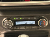 作動状態が一目でわかる液晶ディスプレイ付きAUTOエアコンを装備しています♪室内の温度を設定するとセンサーが室温を感知して、温度、風量を自動的にコントロ-ルして快適な空間を作ってくれます!