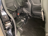 後席座面を跳ね上げれば、背の高い荷物やベビーカーなども立てたまま積み込める便利なスペースとして活用できます。