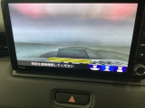 【バックカメラ】運転が苦手な方も車庫入れラクラクです!ギアをリバースに入れれば自動的に切り換わりますので、面倒な操作は不要です♪狭い駐車場もお車を傷つけず安心ですね!