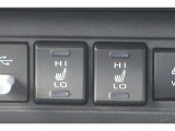 運転席と助手席にシートヒーターが付いています。