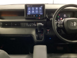 運転席と助手席の間はすっきり、移動も楽々です。さっと手が届く位置にATセレクトレバーやエアコンスイッチなどがあり操作性に優れています
