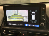 リバースギアに入れるだけで後方の表示へ切り替わります。夜間や雨の日の駐車も楽になりますよ。