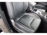 電動調整機能付きのレザーシート!後付けできない新車時オプションです♪
