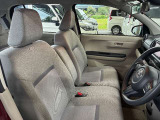 運転席の画像です。足元やシートまわりに余裕があり、リラックスした姿勢で運転が可能です。視界も良好で操作系へのアクセスもしやすく、快適で安心感のあるドライブをサポートします。