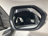 ブラインドスポットモニター(BSM)を装備しています。隣を走る車両が死角に入るとミラー内LEDインジケーターが点灯。さらに、ウィンカーを出すとインジケーターが光って点滅して注意を促してくれます。