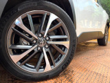 【純正アルミホイール】外観にマッチした純正アルミホイールを装着しております。各種社外アルミホイールや、スタッドレスタイヤも取扱いしております。是非ご相談ください♪