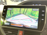 【バックカメラ】駐車時に後方がリアルタイム映像で確認できます。大型商業施設や立体駐車場での駐車時や、夜間のバック時に大活躍!運転スキルに関わらず、今や必須となった装備のひとつです!