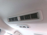 リアシーリングファン装備!ルーフに取り付けたファンで、風を後席にも送風!効率的に循環させることで、室内温度を均一に保ちますので、快適に過ごせます♪