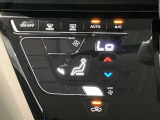 段差のないパネルスイッチのオートエアコン付きです。予め温度設定すれば後はセンサーが感知して設定温度を保ってくれますので快適なドライブが楽しめます。雨の日のガラスの曇りもなく安全な運転ができます。
