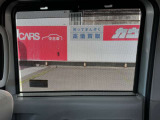 窓からの日射しが眩しいときにサッと引き出せるサンシェードです!