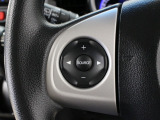 【ステアリングスイッチ】ハンドルにオーディオリモコンスイッチが装備されています。視点をそらすことなく、ボリューム調整・モード切替・放送局・曲飛ばしなどが可能です。
