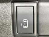 【パワースライドドア】スマートキーや運転席のスイッチでスライドドアの開閉が可能♪電動だから力を入れてドアを開ける必要が無く、小さいお子様でも、重い荷物を持っている時もラクに開け閉めできます♪