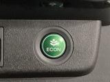 ECON モードをON にするとアクセルペダルの動きに対するエンジンの反応とエアコンの制御を切り換えることで、燃費のいい運転をするドライバーがペダルを踏んだ時と同じようにエンジンを制御します。