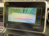 【バックカメラ】駐車時に後方がリアルタイム映像で確認できます。大型商業施設や立体駐車場での駐車時や、夜間のバック時に大活躍!運転スキルに関わらず、今や必須となった装備のひとつです!