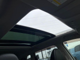 【大型サンルーフ】車内の解放感が一気に上がる大型のパノラマルーフ!季節を問わず開放的で快適なドライブをお楽しみいただけます。流通量も少なく希少価値の高い人気の装備です♪