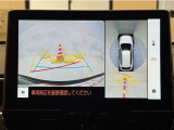真上から見下ろしたような視点で車とその周囲を確認出来る画面と、車両後方を映し出すバックモニター画面の2つを表示してくれます。