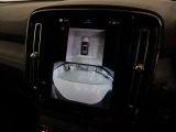 360&deg;ビューカメラは駐車枠や周囲の車両との位置関係が一目瞭然で駐車をサポートしてくれるだけでなく、車両直近の死角を減らして安全性を高める装備。ステアリング切り角に連動した進路予測線も表示されます。