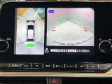 【アラウンドビューモニター】車を上から見下ろしているかのような映像で周囲の状況がひと目で確認、狭い駐車場に駐車するときも安心です♪