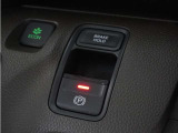 オートブレーキホールド機能付き電子パーキングブレーキ!ブレーキペダルを足から離しても停車状態を保ちます。アクセルを踏めば自動でブレーキが解除され、発進可能!