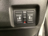 リアドアは乗り降りに便利な両側電動スライドドアです。また運転席に座っていながらスイッチ操作で自在にスライドドアを開け閉めできます。