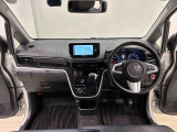フロントシートはベンチシ-トになっているので運転席も助手席も広々ゆったりです!乗り降りも楽ですよ
