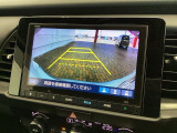 リバースギアに入れるだけで後方の表示へ切り替わります。夜間や雨の日の駐車も楽になりますよ。