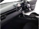 高いホールド性で運転姿勢が安定します。長距離ドライブでも疲れにくいのが魅力です。快適なドライビングライフをお送りください♪