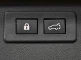 【パワーバックドア】スマートキーや運転席のボタンを押すだけでリアゲートが自動で開閉します!荷物を持っている時や、高い位置にあるバックドアを閉める際に便利な機能です♪
