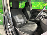 運転席まわりには十分なスペースがあり、大柄な方でもゆったり運転していただける環境です。