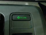 葉っぱマークのECONスイッチ。スイッチをONにするだけで、エンジンやエアコンなどを協調制御。燃費の向上に貢献します。
