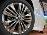 【純正18インチアルミホイール】外観にマッチした純正アルミホイールを装着しております。各種社外アルミホイールや、スタッドレスタイヤも取扱いしております。是非ご相談ください♪