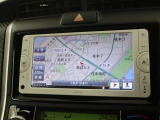 トヨタ純正ナビゲーションを装備しております。知らない処に行くのには、道順は勿論のこと、所要時間や渋滞情報はあると便利ですね。