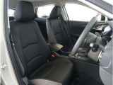 【清潔感のある運転席&助手席】隅々までクリーニングの行き届いた運転席&助手席。目立ったシミや汚れ等もございません。快適なドライブをどうぞ。