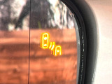 【ブラインドスポットモニター】走行中、ドアミラーの死角になりやすい箇所に後続車が接近するとサイドミラーのレンズに警告を表示!ドライバーに注意喚起をしてくれます。
