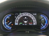 とっても見やすいメーターです。夜間時はラグジュアリーな気分にさせてくれる照明が魅力ですので、夜のドライブも楽しみになりますよ♪