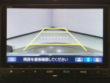 【バックカメラ】運転が苦手な方も車庫入れラクラクです!ギアをリバースに入れれば自動的に切り換わりますので、面倒な操作は不要です♪狭い駐車場もお車を傷つけず安心ですね!
