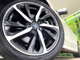 【純正18インチアルミホイール】外観にマッチした純正アルミホイールを装着しております。各種社外アルミホイールや、スタッドレスタイヤも取扱いしております。是非ご相談ください♪