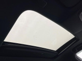 【ムーンルーフ】開放感たっぷりの希少装備、ムーンルーフが装着されています!車内に明かりを取り入れたり景色を楽しむ以外にも、車内の空気も簡単に換気できて快適です!