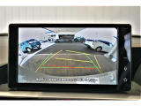 バックガイドモニター付き。車両後方の映像をナビ画面に表示し、駐車などの後退操作をサポートします。