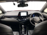 シンプルながら機能性あふれる運転席廻りです。視界性もよく、運転しやすいですよ。