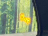 【ブラインドスポットモニター】走行中、ドアミラーの死角になりやすい箇所に後続車が接近するとサイドミラーのレンズに警告を表示!ドライバーに注意喚起をしてくれます。