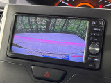 【バックカメラ】駐車時に後方がリアルタイム映像で確認できます。大型商業施設や立体駐車場での駐車時や、夜間のバック時に大活躍!運転スキルに関わらず、今や必須となった装備のひとつです!
