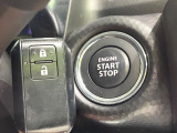 【キーレススタートシステム】カバンやポケットに入れたままでもドアの施錠・解錠が可能なスマートキーを装備。エンジンのオン・オフ時もカギを取り出す必要が無いからとっても便利です♪